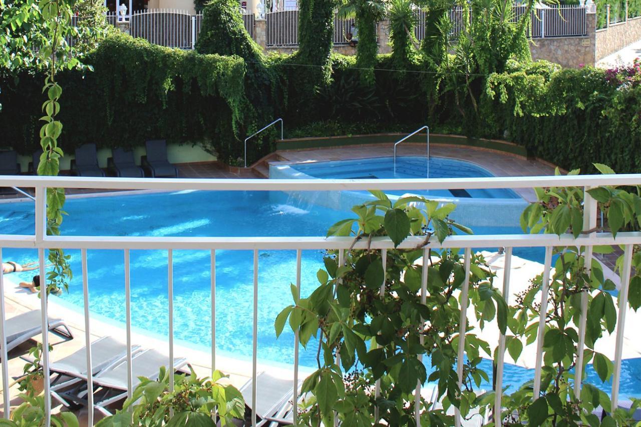 Camera Doppia con Letti Singoli con Vista Piscina